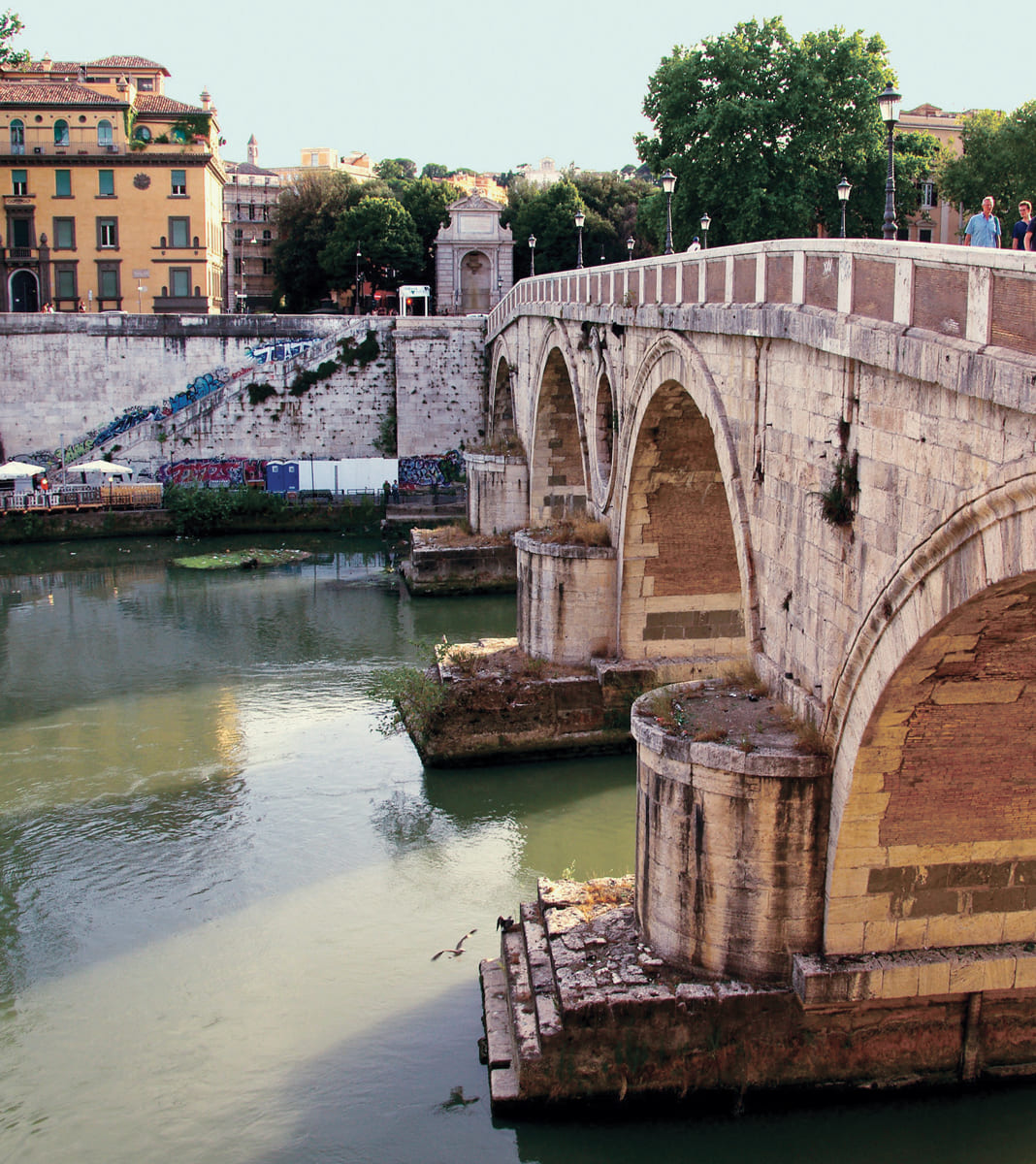 The river flowing under Ponte Sisto