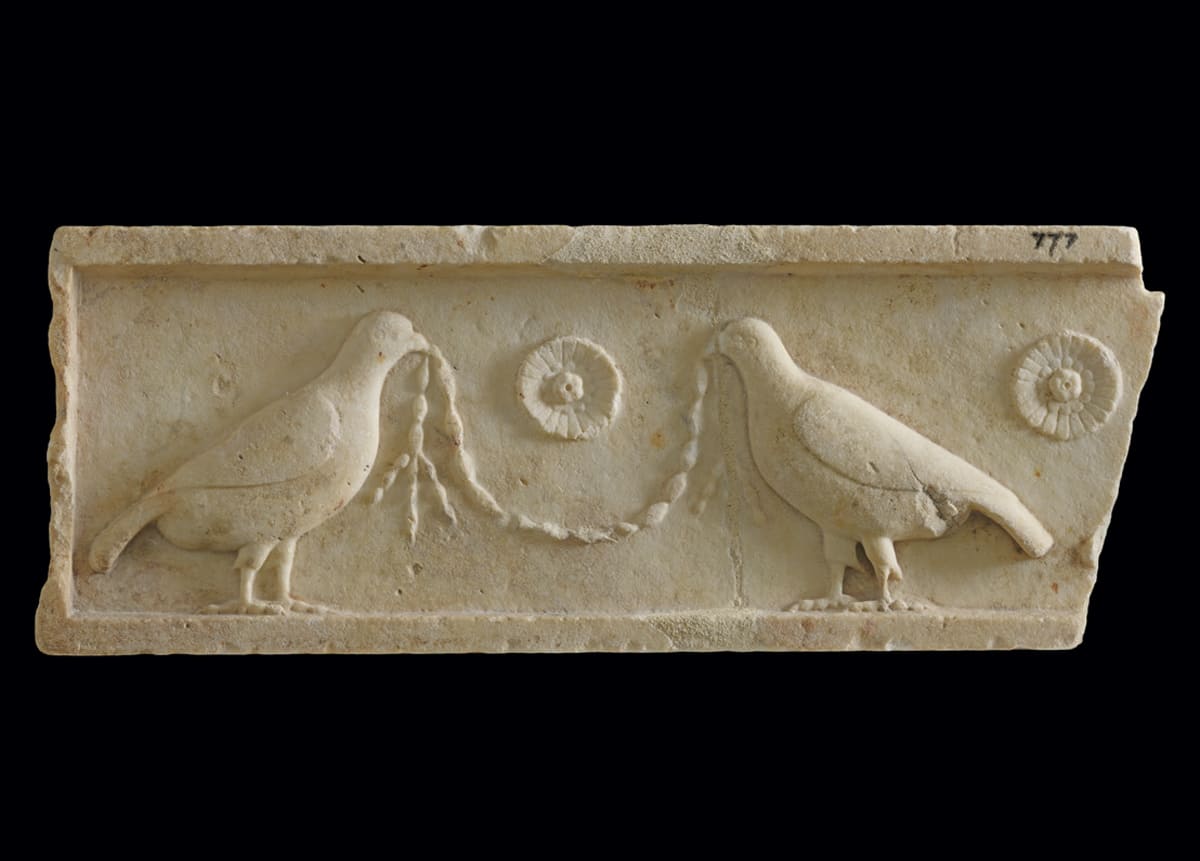 Fragment of a frieze with doves. © Musei Capitolini Ph Zeno Colantoni
