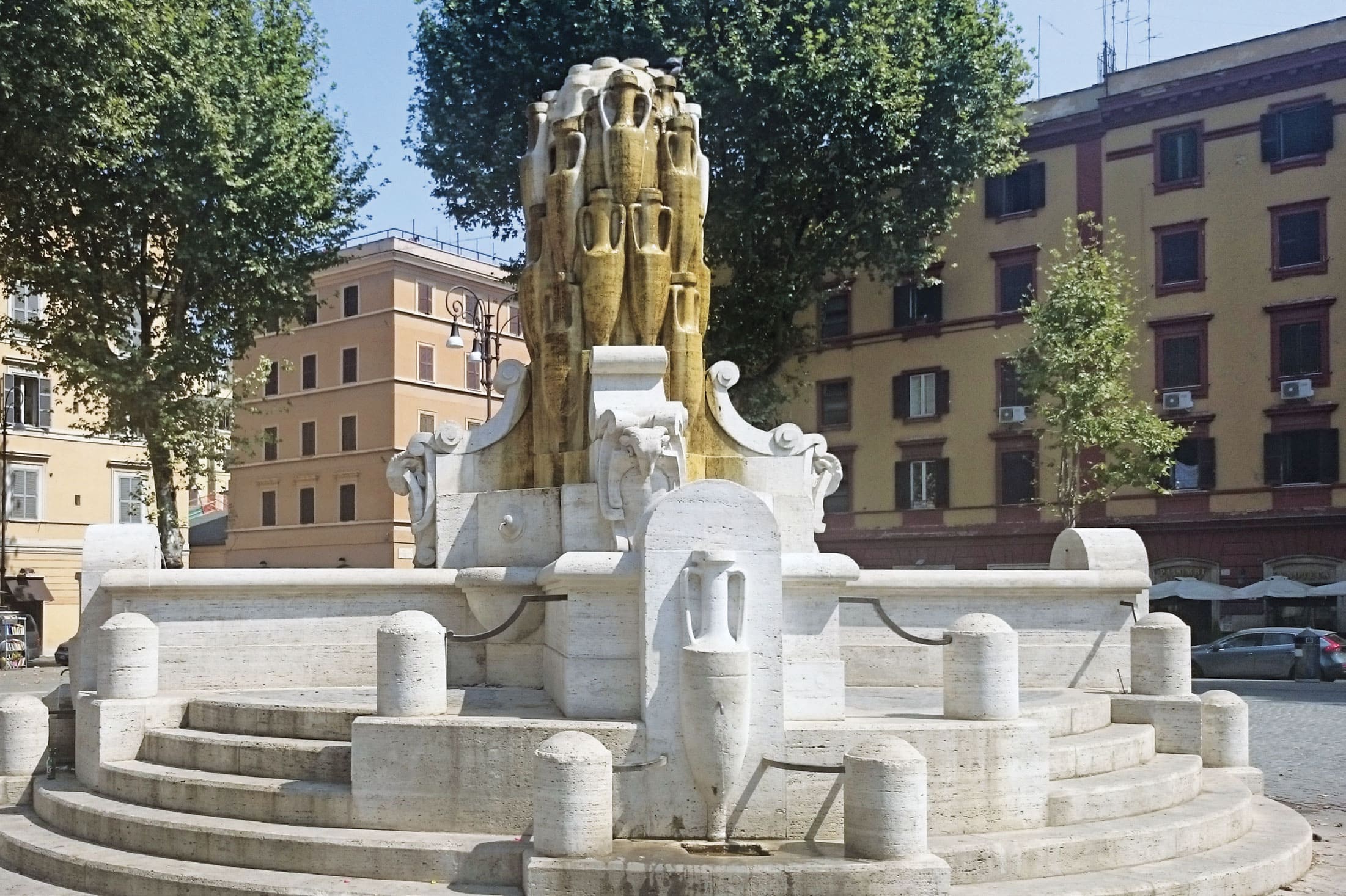 Fountain of the amphorae. Wikimedia Commons