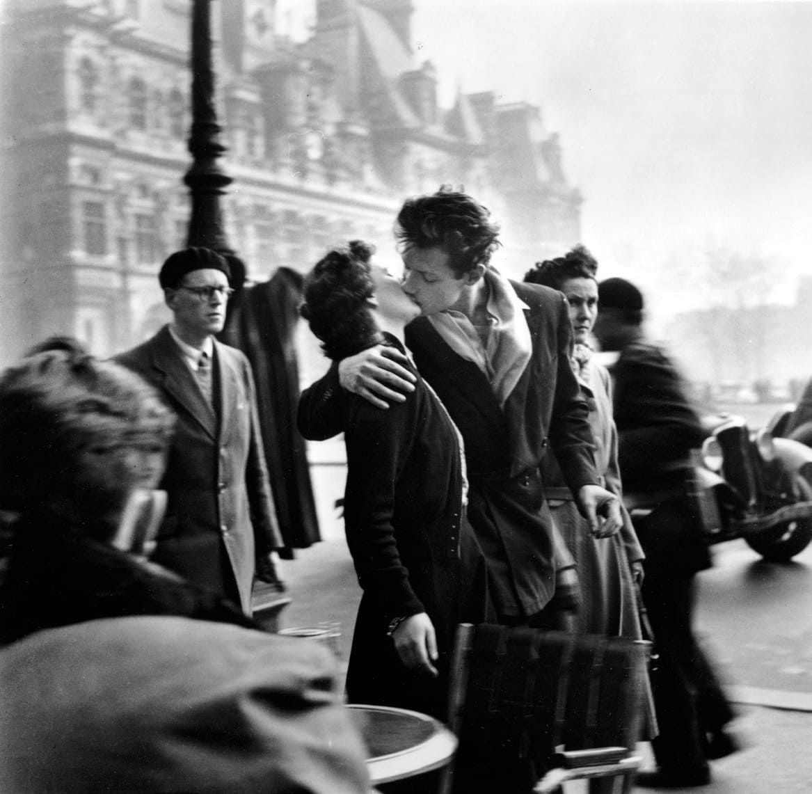 Robert Doisneau Le baiser de l’Hôtel de Ville , 1950 Stampa fine art su carta ai sali d’argento da negativi originali, 50x40 cm © Atelier Robert Doisneau